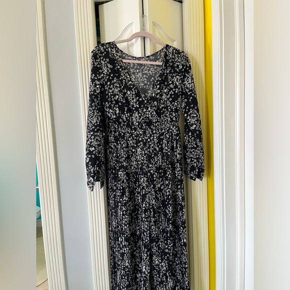 Pleated black/ white jumpsuit with cross body front , floral pattern - Picture 3 of 3